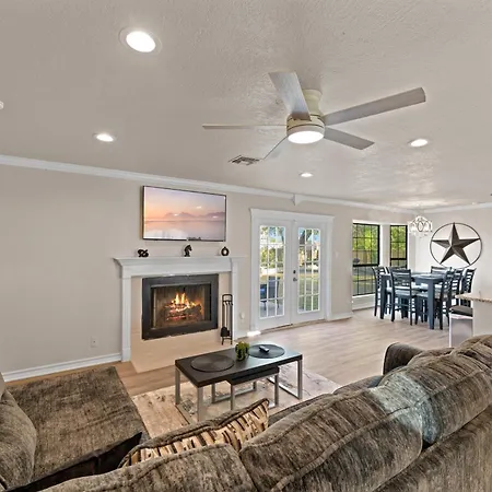 4 Bedroom Family Oasis - 5 Mins To Seaworld - River Walk - Sleeps 12 - 2 King Suites